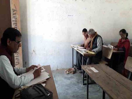 'लड़के वालों को इंटर पास बहू चाहिए, पास कर दीजिए, मेरी शादी हो जाएगी' लड़की ने बोर्ड की कॉपी में लिखा निवेदन