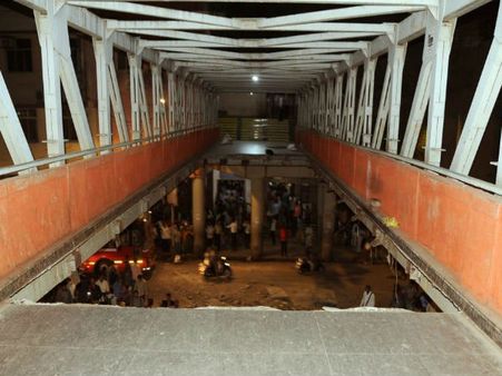 मुंबई ब्रिज हादसा: जानिए कैसे 26/11 आतंकी हमले और कसाब से जुड़े हैं इस फुटओवर ब्रिज के तार