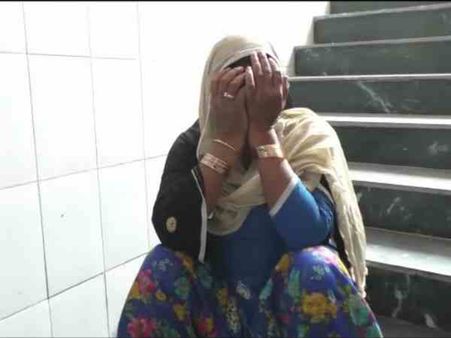 एक बेटी को आग में झुलसाने के बाद दूसरी बेटी को भी पिता ने किया आग के हवाले