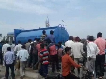 इटावा: सड़क हादसे में बाइक सवार एक ही परिवार के 3 लोगों की मौत, बच्चे को नहीं आई खरोंच
