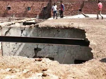 फतेहपुर सीकरी में प्राथमिक विद्यालय की छत गिरी, एक दर्जन बच्चे घायल