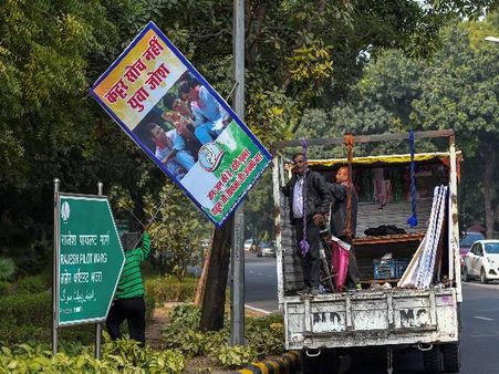 लोकसभा चुनाव के ऐलान के बाद दिल्ली की सड़कों से हटाए गए 12 हजार से अधिक पोस्टर और होर्डिंग्स
