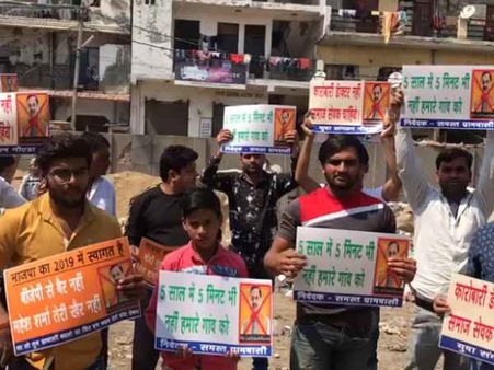 गौतम बुद्ध नगर लोकसभा सीट पर शुरू हुआ भाजपा प्रत्याशी का विरोध, लिखा-BJP से बैर नहीं महेश शर्मा तेरी खैर नहीं