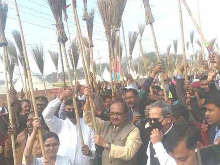 कुंभ में एक साथ 10 हजार लोगों ने झाड़ू से की सफाई, लगातार तीसरे दिन भी बना वर्ल्ड रिकॉर्ड