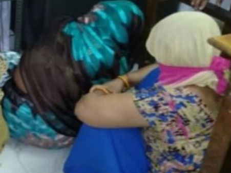 मकान के अंदर आपत्तिजनक हालत में मिले युवक-युवतियां, नजारा देख दंग रह गई पुलिस