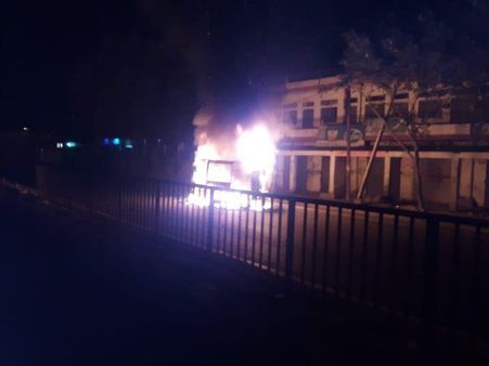 रात में वसूली से नाराज ट्रक ड्राइवरों ने दारोगा को पीटा, 6 को घायल कर पुलिस जीप में लगाई आग