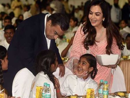 बेटे आकाश की शादी के पहले मुकेश और नीता अंबानी ने शुरू की अन्न सेवा, 2000 अनाथ बच्चों को कराया भोजन