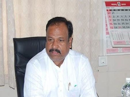 कांग्रेस विधायक को नहीं मिला लोकसभा टिकट तो पार्टी कार्यालय से उठा लाए 300 कुर्सियां