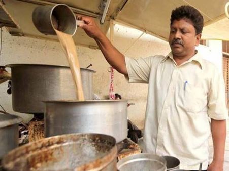 चाय वाले ने मांगा वडोदरा से टिकट, 2014 में नरेंद्र मोदी के नामांकन फॉर्म पर किए थे हस्ताक्षर