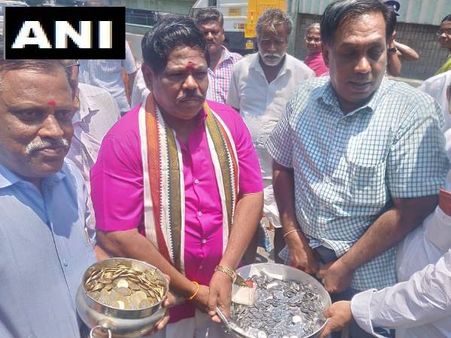 बर्तनों में सिक्का लेकर नामांकन भरने पहुंचा निर्दलीय उम्मीदवार, गिनने में जुटे अधिकारी