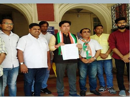 कांग्रेस बोली- मुख्यमंत्री रुपाणी गुजरात में सरकारी मशीनरी से करा रहे हैं प्रचार, आयोग ले संज्ञान