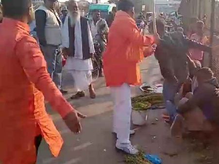 ड्राई फ्रूट्स बेच रहे कश्मीरी युवक को भगवाधारियों ने पीटा, आरोपी गिरफ्तार