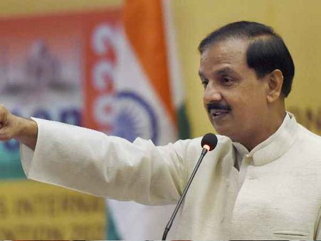 केंद्रीय मंत्री महेश शर्मा के बिगड़े बोल, 'बेवकूफ है भगवान, घर देना उसकी जिम्मेदारी'