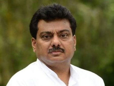 कर्नाटक: जब गृहमंत्री को वीवीआईपी दर्शन का लड़की ने किया विरोध, मंत्री जी को देनी पड़ी सफाई