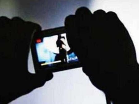 स्कूल में अश्लील फिल्म देखते रंगे हाथों पकड़े गए 'गुरुजी', सस्पेंड