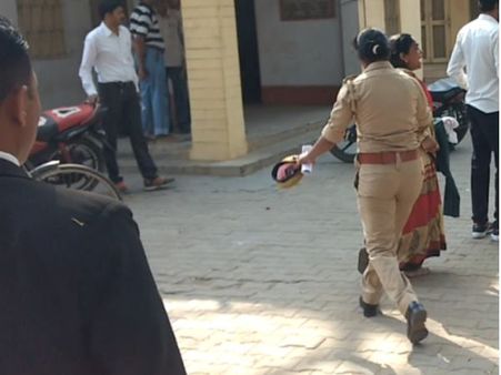 मिर्जापुर: अर्द्धनग्न होकर किन्नर ने कलेक्ट्रेट में किया हंगामा, पुलिस के छूटे पसीने