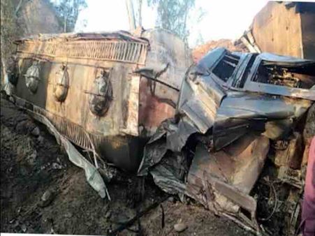 टायर फटने के बाद तेल के टैंकर में लगी भीषण आग, दो जिंदा जले, कई लोगों के घर तबाह