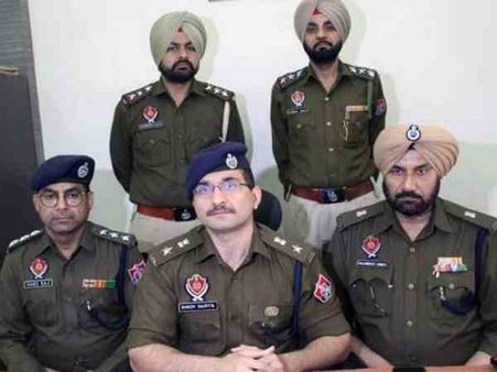 पुलिस ने कार में पकड़ा 9.66 करोड़ कैश, गिरफ्तार 6 लोगों में जालंधर का पादरी भी शामिल