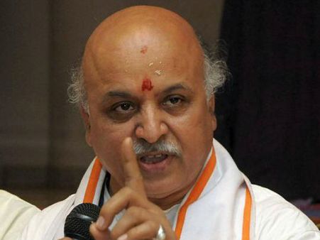 पीएम मोदी के खिलाफ वाराणसी से चुनाव लड़ सकते हैं प्रवीण तोगड़िया, गुजरात की 15 सीटों पर भी लड़ेगी पार्टी