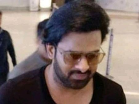 प्रभास के साथ फोटो खिंचाने आई महिला फैन, फिर थप्पड़ मारकर दौड़ गई, वीडियो वायरल
