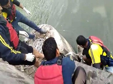 सामने से आ रहे ट्रक से बचने के लिए नहर में गिरी कार, डूबने से 3 की मौत, दो ने बचाई जान