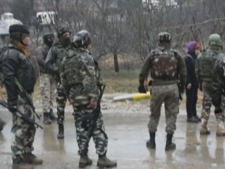 J&K: हंदवाड़ा में मुठभेड़ जारी, सुरक्षाबलों ने 1 आतंकी को किया ढेर