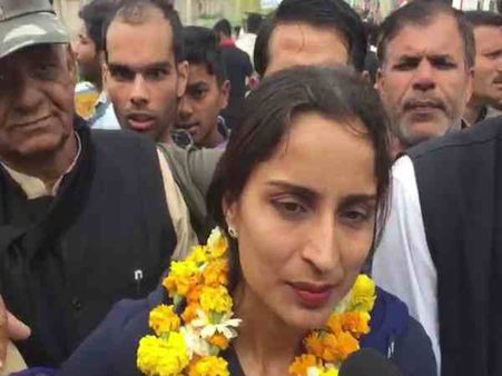 अमेरिका से ऑस्कर अवार्ड लेकर हापुड़ पहुंचीं बेटियां, जोरदार स्वागत के साथ कही ये बात