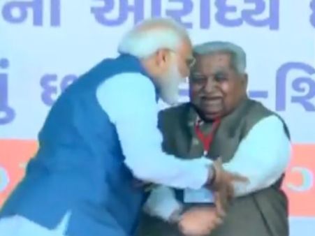 जब पूर्व मुख्यमंत्री के पैर छूकर पीएम मोदी ने मांगा आशीर्वाद, देखिए वीडियो