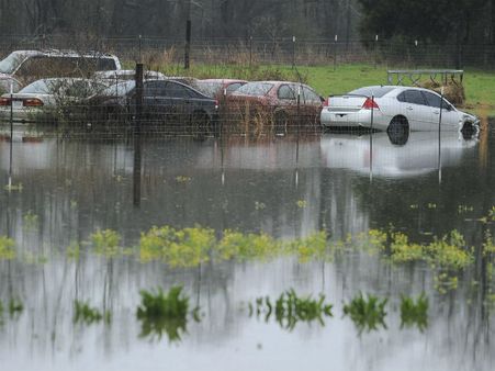 अमेरिका के अलाबामा में भीषण तूफान, 23 की मौत, कई घर तबाह