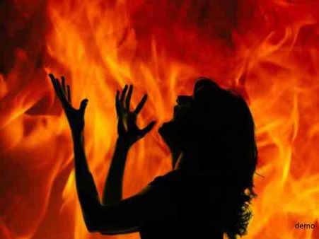 शादी के 5 साल बाद नहीं दे सकी संतान, ससुराल वालों ने महिला को जिंदा जलाया
