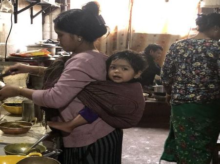 बच्चे को पीठ पर टांग खाना बनाती मां की तस्वीर ने जीता दिल, मशहूर शेफ ने शेयर की फोटो