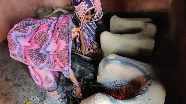 बिहारः जहां स्कूलों में महिलाओं के श्रम की क़ीमत है सिर्फ़ 37 रुपये रोज़ाना