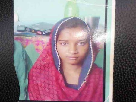 खेत में काम कर रहे परिवार के 4 लोगों के साथ हुआ भयानक हादसा, कुदरत ने छीन ली बेटी की जिंदगी