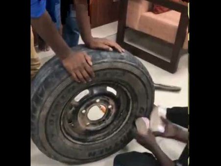 Video: जब कार के टायर से निकलने लगी नोटों की गड्डियां, देखकर हैरान रह गए लोग