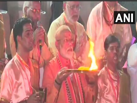 VIDEO:रोड शो के बाद पीएम मोदी ने दशाश्वमेध घाट पर की गंगा आरती, भक्ति में झूमने लगे