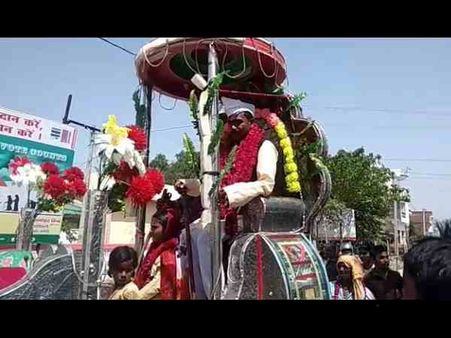 राहुल और स्मृति को चुनौती देने मैदान में उतरा यह दिव्यांग प्रत्याशी, बग्घी पर सवार होकर किया नामांकन