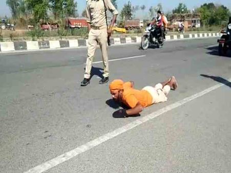 CM योगी से मिलने लेट-लेटकर जा रहा यह पुजारी, पुलिस दे रही सुरक्षा