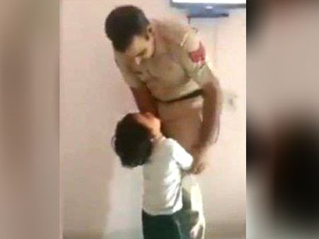 ड्यूटी पर जाने से रोकने के लिए पुलिसकर्मी पिता के पैर से लिपटकर रोता रहा बेटा, वायरल हुआ VIDEO