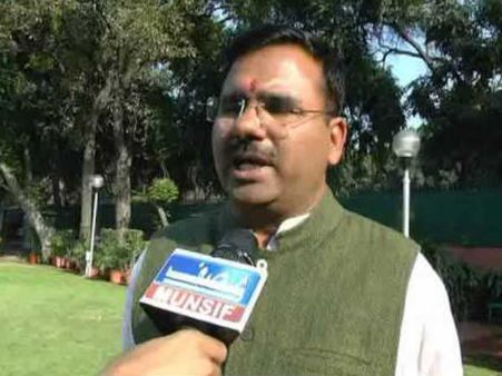 न्‍यूज चैनल के डिबेट पर हुआ कुछ ऐसा कि कांग्रेस प्रवक्‍ता ने बीजेपी नेता पर पानी भरा ग्‍लास फेंक दिया, देखें VIDEO