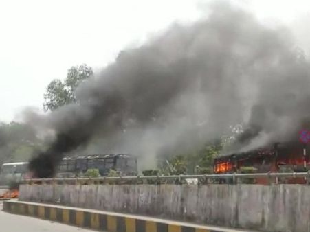 अयोध्या: हिस्ट्रीशीटर की हत्या के बाद ग्रामीणों ने जाम किया हाईवे, दो बसों में लगाई आग, यात्रियों से की मारपीट