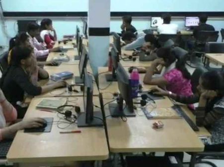 लोगों को लालच देकर भाजपा को वोट देने की अपील कर रहे कॉल सेंटर का पर्दाफाश, 20 हिरासत में