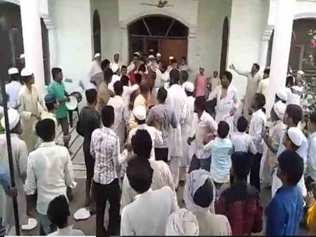 कांग्रेस नेता की सभा में बिरयानी को लेकर जमकर चले लात-घूंसे, फिर डंडों से की मारपीट