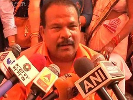 VIDEO: बीजेपी विधायक ने की आजम खान को जूतों से मारने की बात