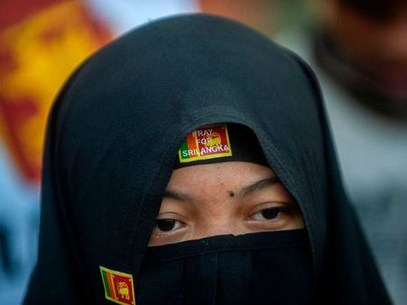 श्रीलंका ने बैन किया बुर्का, NTJ की मस्जिद में दाखिल हुई पुलिस और ली तलाशी