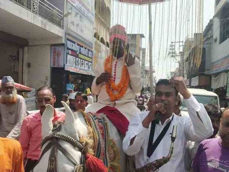 बैंड-बाजा और बारातियों के साथ नामांकन के लिए पहुंचा दूल्हा, सेहरा बांधकर कलेक्ट्रेट में की एंट्री