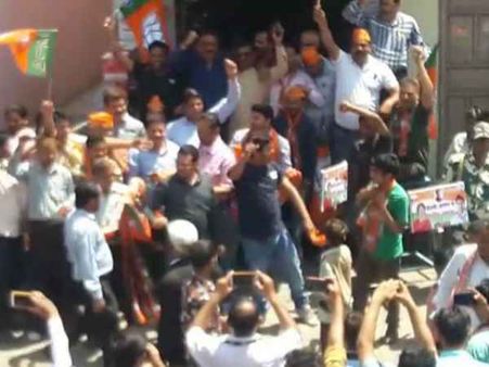 प्रियंका गांधी के रोड शो में भिड़े कांग्रेस-भाजपा कार्यकर्ता, जमकर हुआ हंगामा