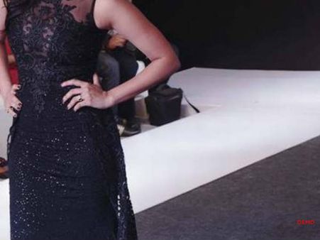 पार्टी के बीच पति ने पत्‍नी के घुटने में मारी गोली, फैशन शो में कर रही थी रैंप वॉक