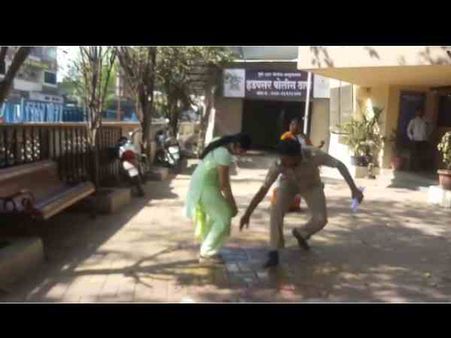 पुलिसकर्मी के खिलाफ नहीं लिखी FIR तो महिला ने थाने के सामने केरोसिन छिड़का