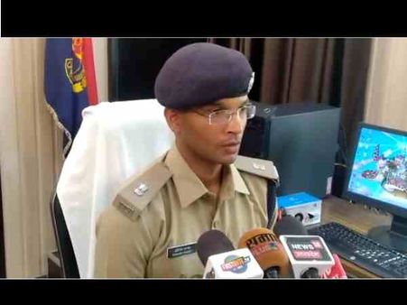 दबंगों से परेशान होकर एक साथ परिवार ने खा लिया जहर, पत्नी ने तोड़ा दम तो जिंदगी से जूझ रहे बाप-बेटी