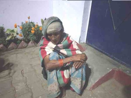 'कमरे का दरवाजा खुलवा दो, लेटना है' कांपते हुए चोटिल बुजुर्ग महिला आस लगाकर जमीन पर बैठी रही